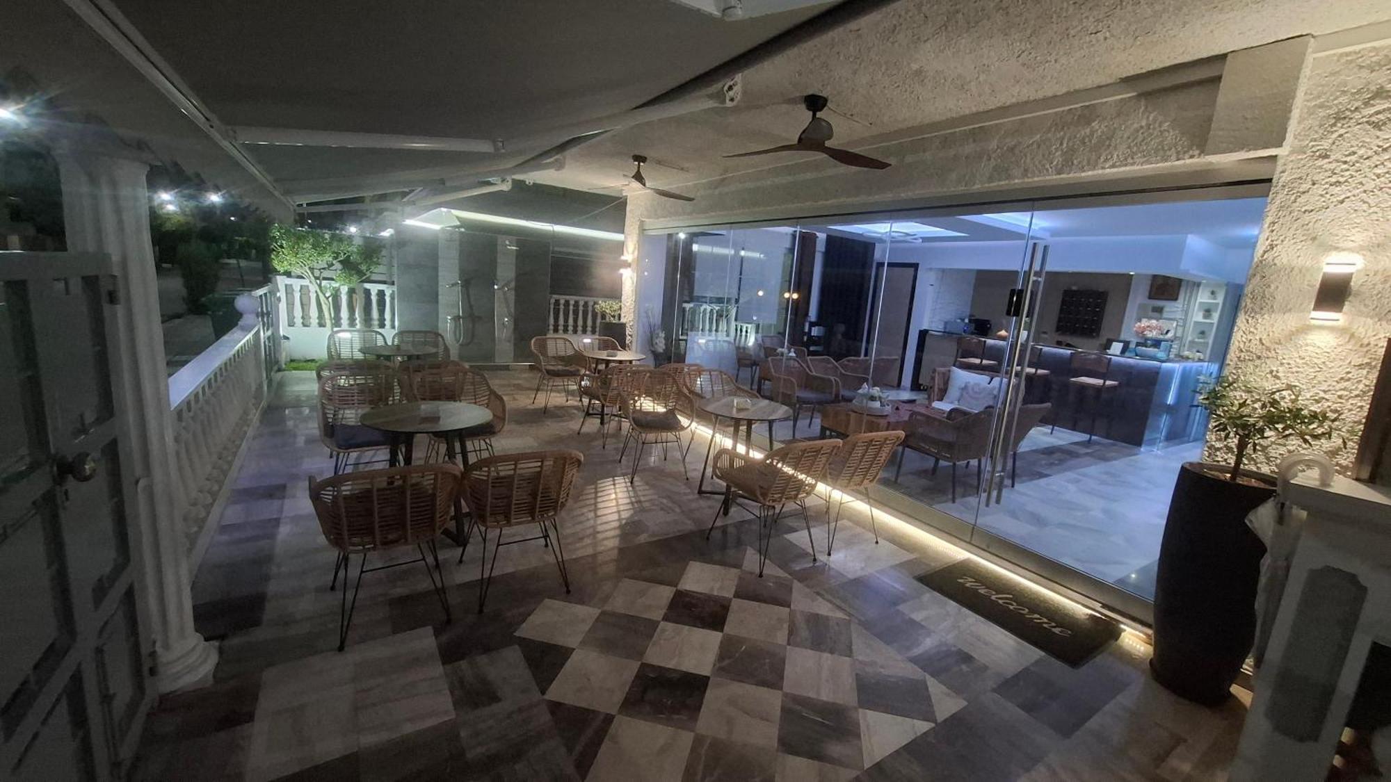 Olympiakí Aktí Hotel Kostas מראה חיצוני תמונה