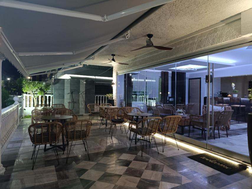 Olympiakí Aktí Hotel Kostas מראה חיצוני תמונה