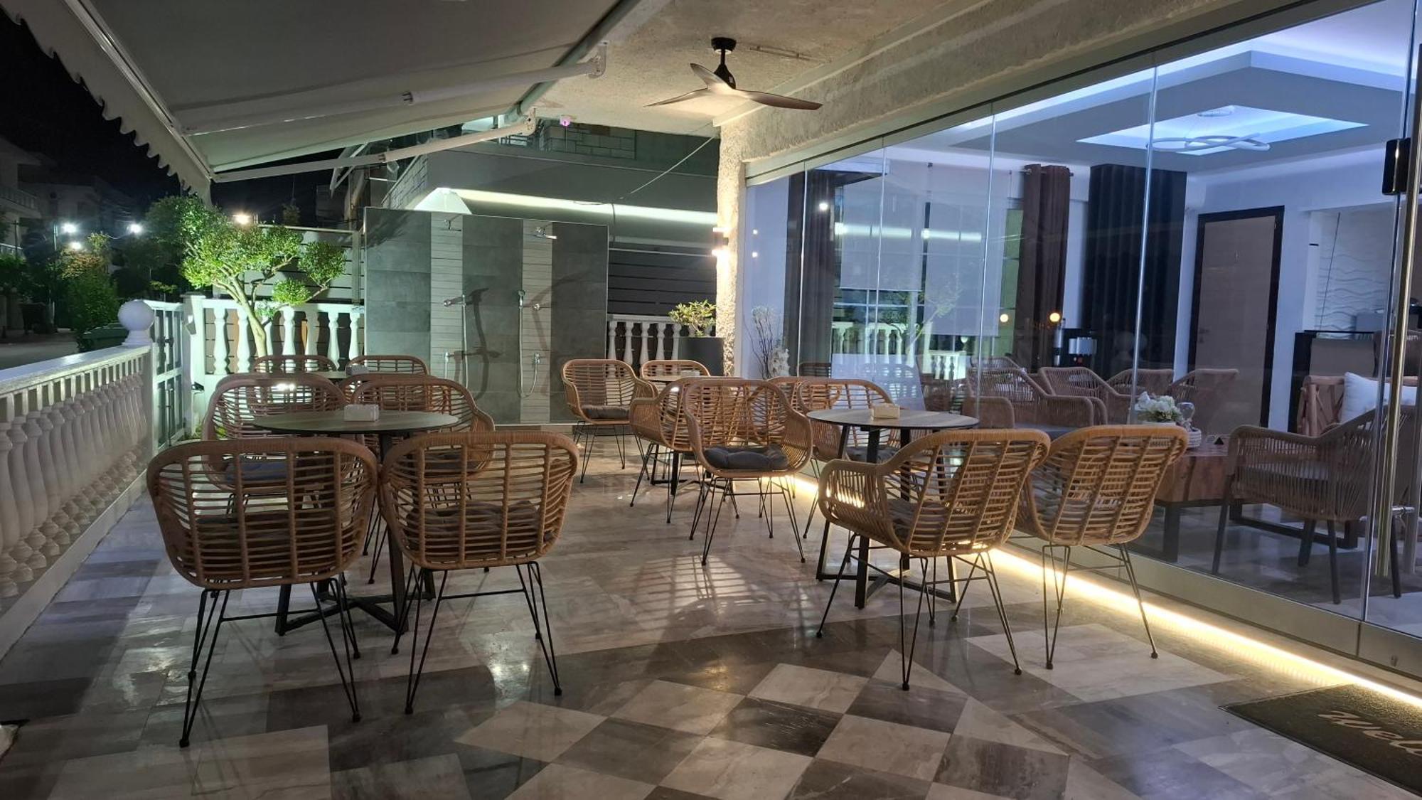 Olympiakí Aktí Hotel Kostas מראה חיצוני תמונה