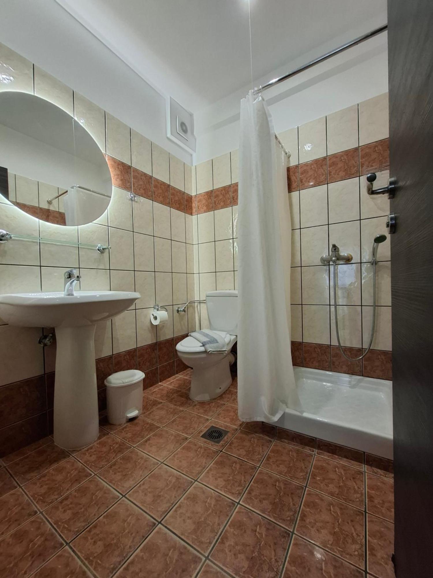 Olympiakí Aktí Hotel Kostas מראה חיצוני תמונה