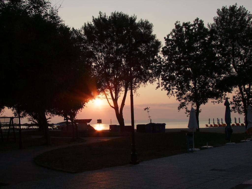Olympiakí Aktí Hotel Kostas מראה חיצוני תמונה